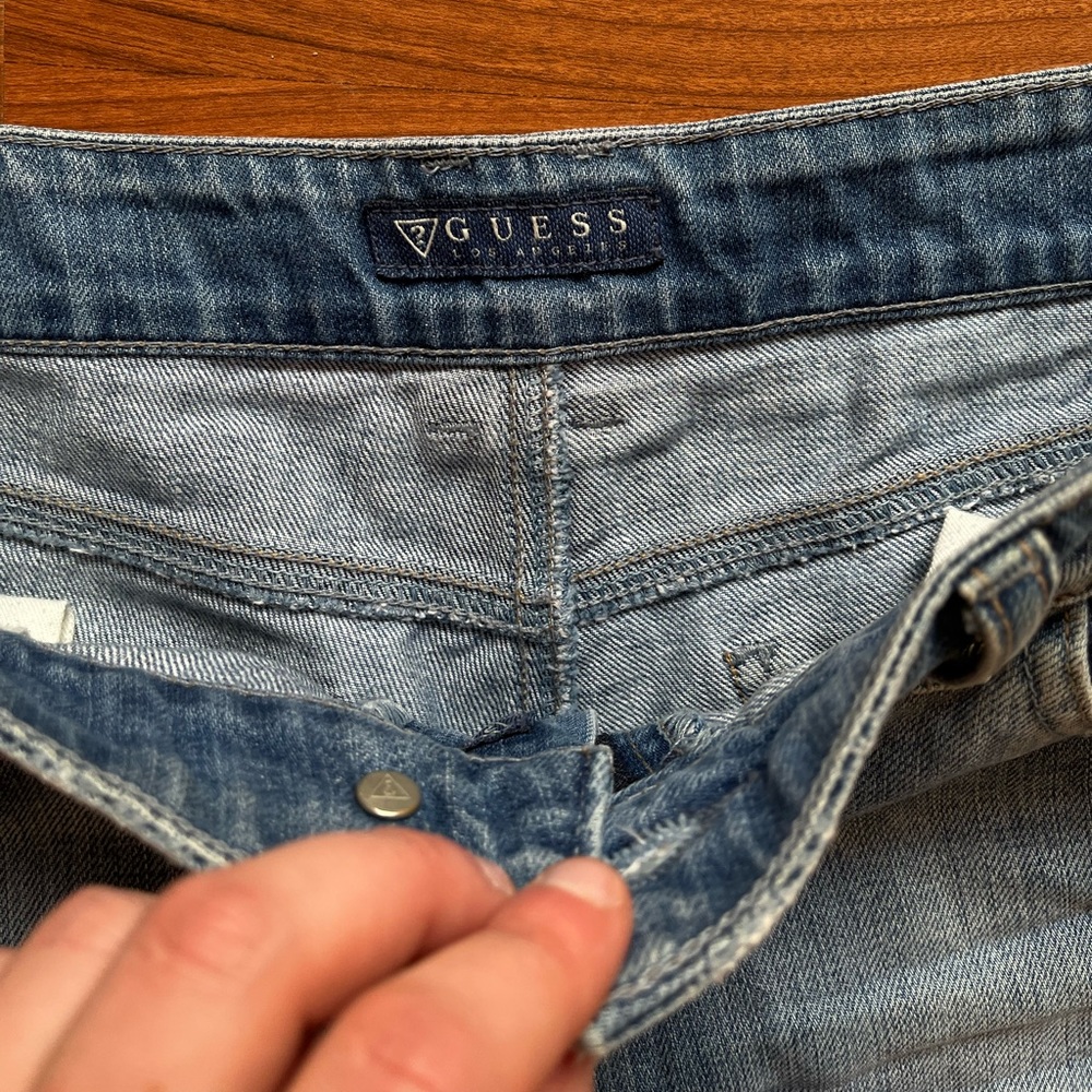 GUESS Shorts - Picture 2 of 4